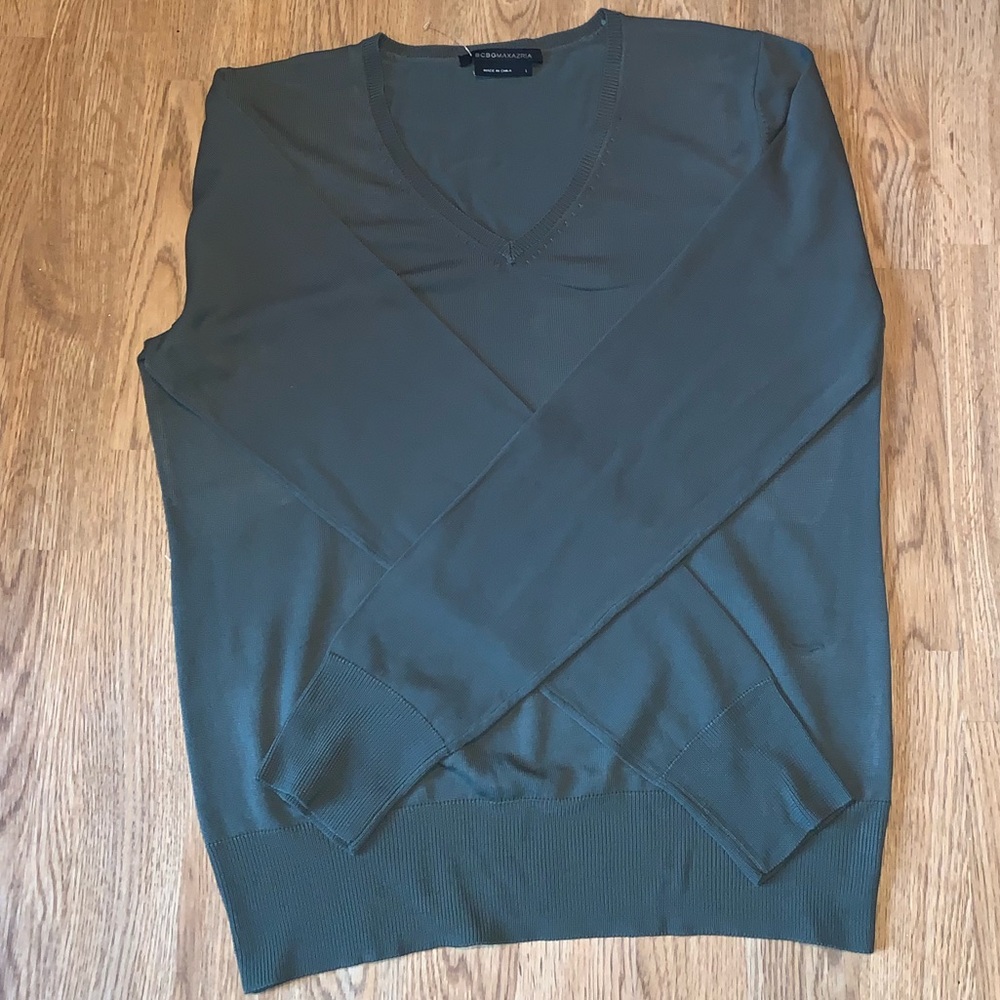BCBG MAXAZRIA V-NECK SWEATER